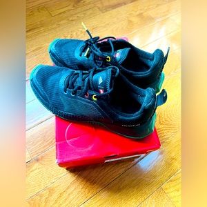 Adidas Logo boys sneakers Sz 7